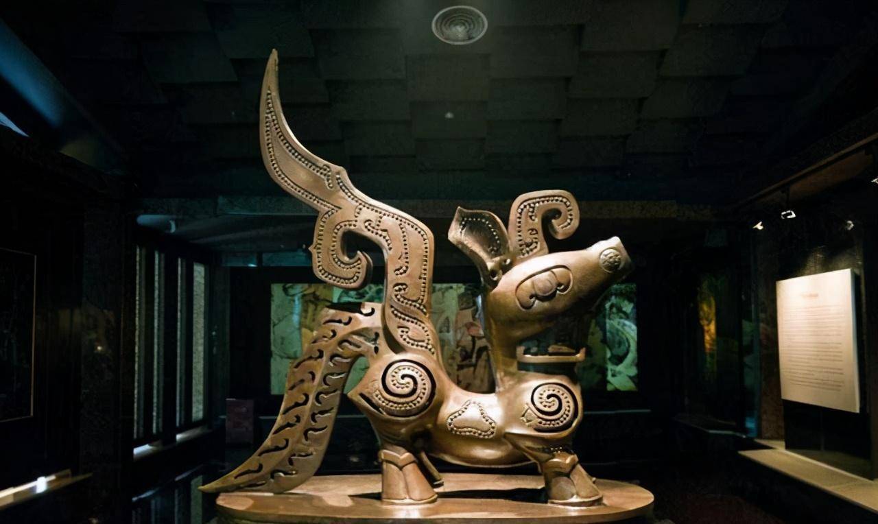 三星堆文物大赏,网友:别的遗址越挖越明白,就三星堆越挖越离谱_文明