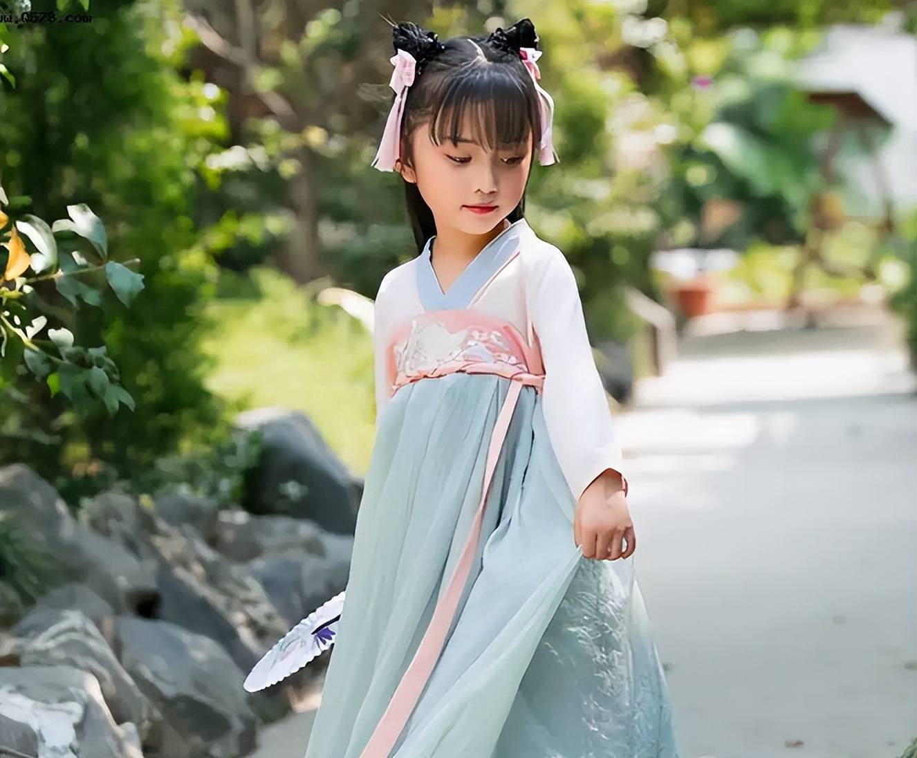家长给孩子穿汉服，“热心肠”大爷看不下去了:这是中国的裙子？