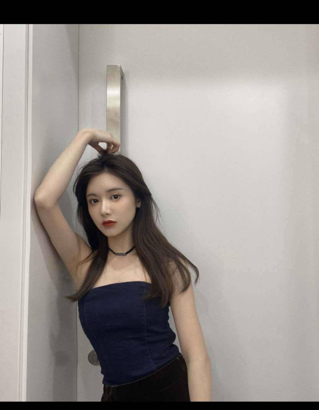 腾讯nba一姐美娜无聊晒自拍,网友:面色红润,又有男朋友了_这是因为