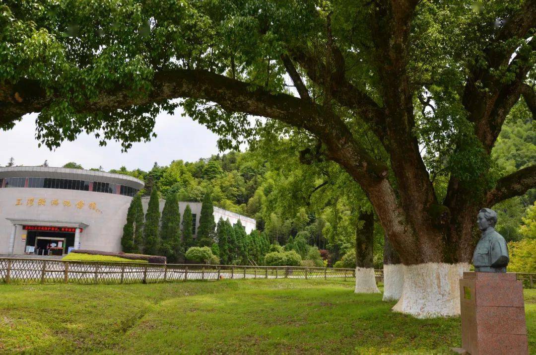 经过两个半小时的跋山涉水,采风团一行到达三湾乡三湾村.