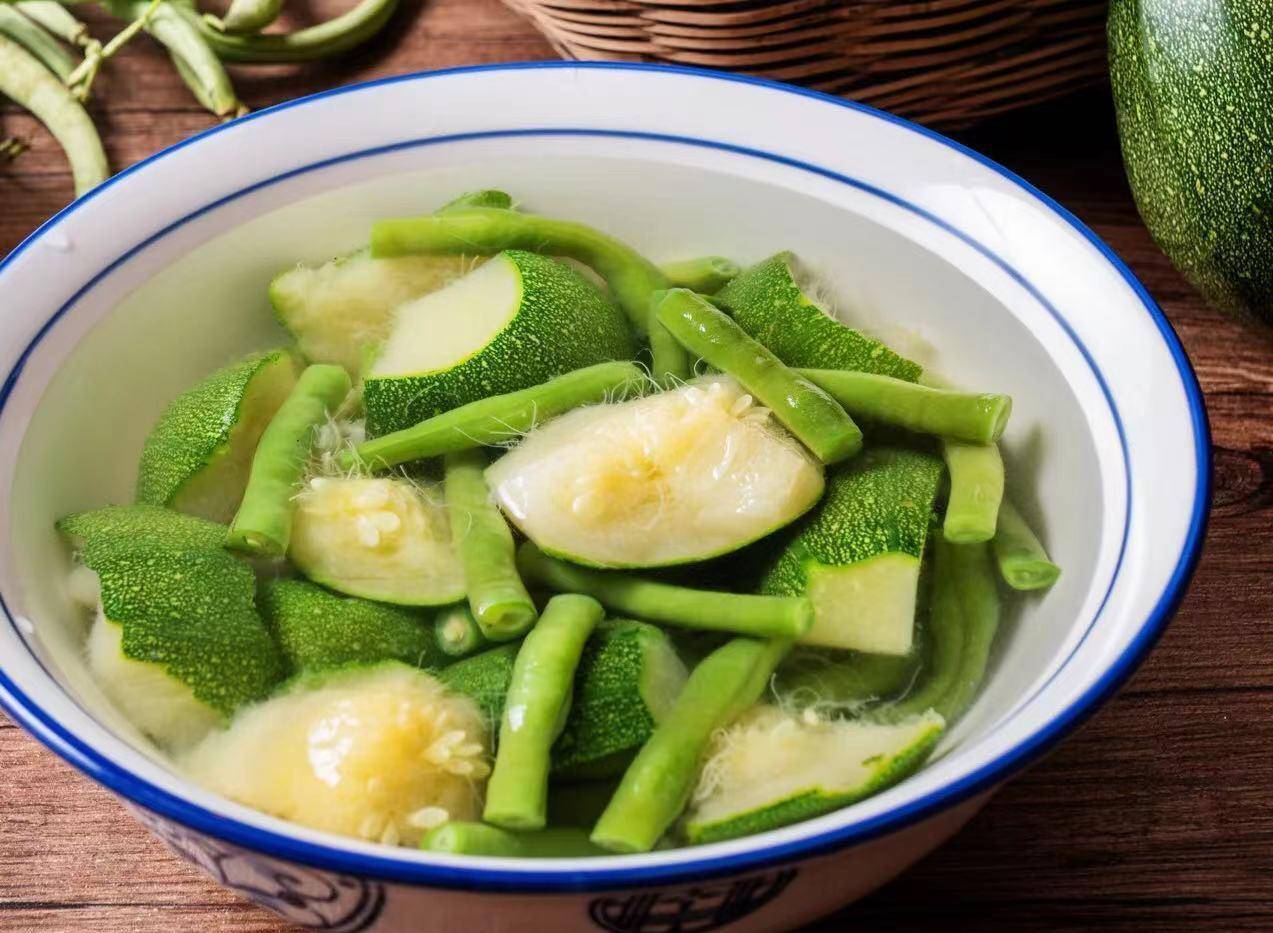 只需要将瓜豆和小青南瓜用手掰成小块,然后进行熬制,等做好后,整个汤