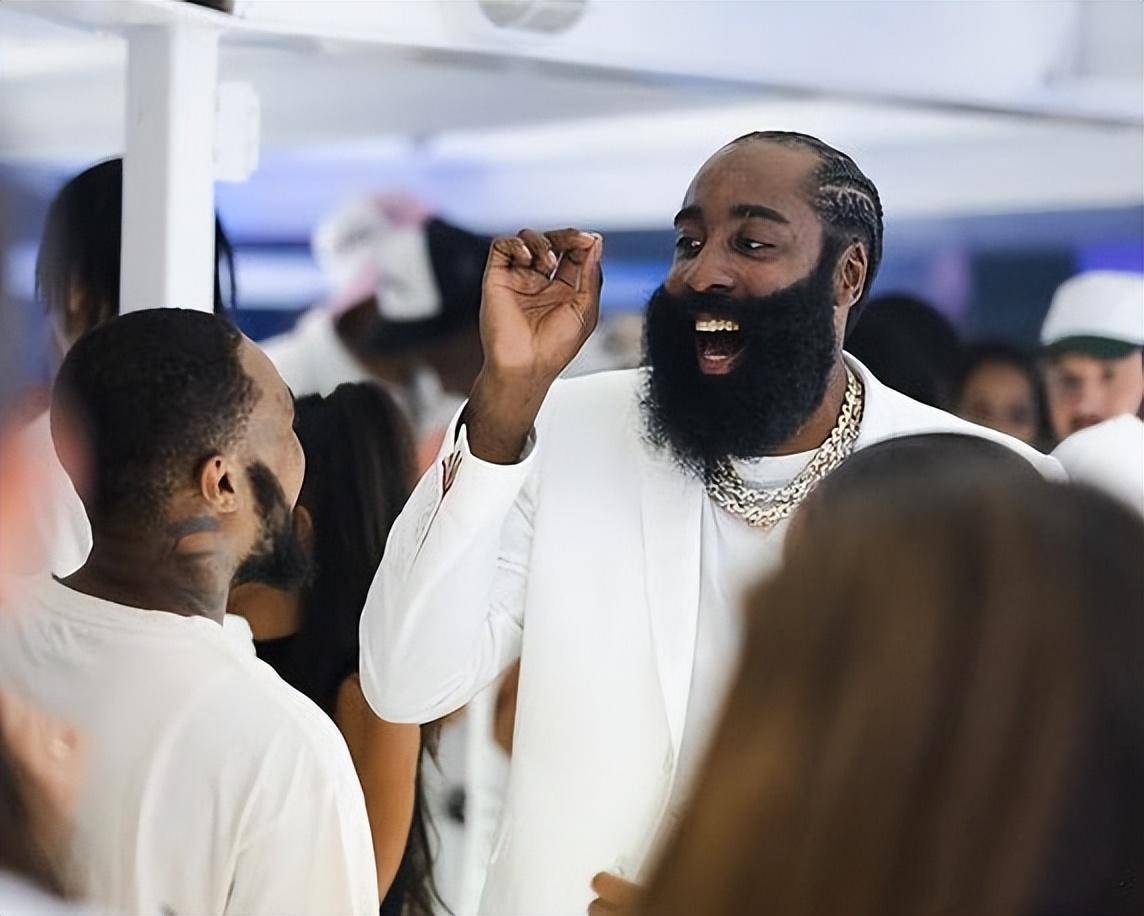 皮肤黝黑,为何哈登却总喜欢穿白色套装出席活动?_黑人_衣服_西装