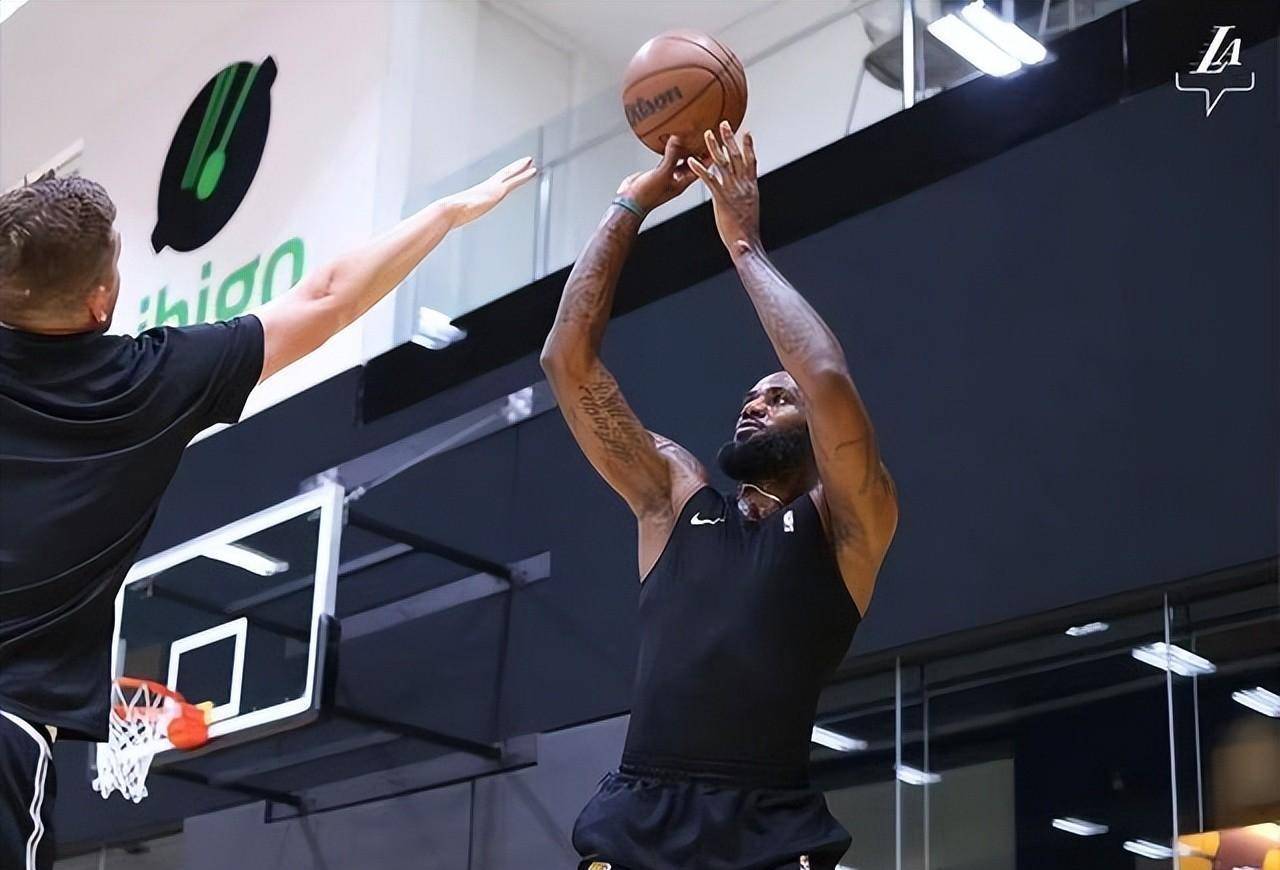 湖人晒詹姆斯训练照:加强中远投,360转身扣篮_赛季_身材_1