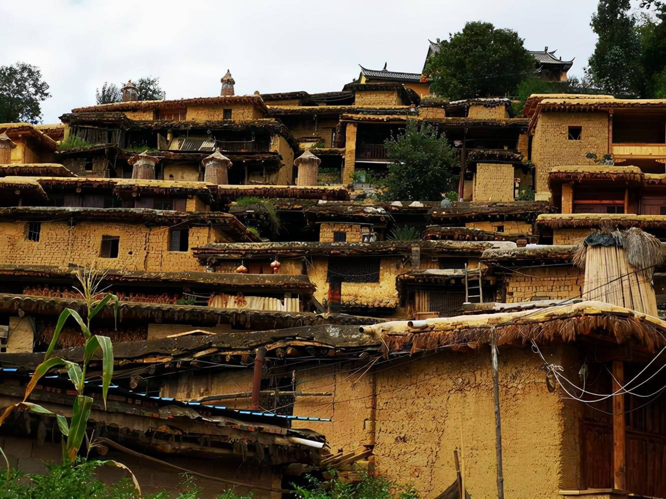 泸西一超奇葩古村落，家家相通户户相连，有“泸西布达拉宫”之称
