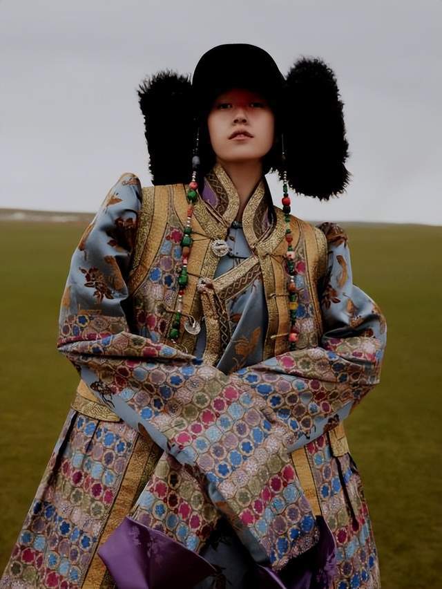 「prestige ceremony」系列由 16 套传统服饰组成,由内蒙古非遗传承人