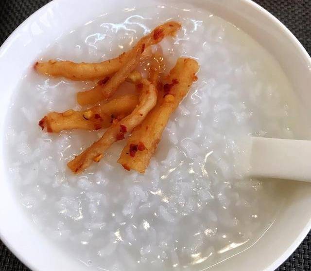 早餐搭配白粥配的自制萝卜干,非常非常非常的好吃!