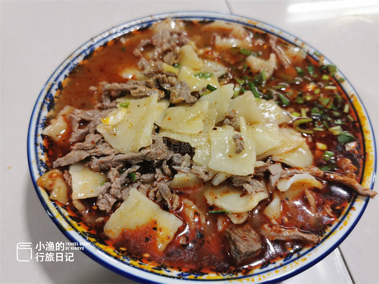甘肃岷县的特色面食,8元一碗排队吃,90后夫妻一天能卖5000元