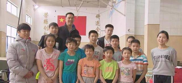 3次奥运3枚银牌,57岁仍和妻子冲在跳水一线_谭良德_李青_男子