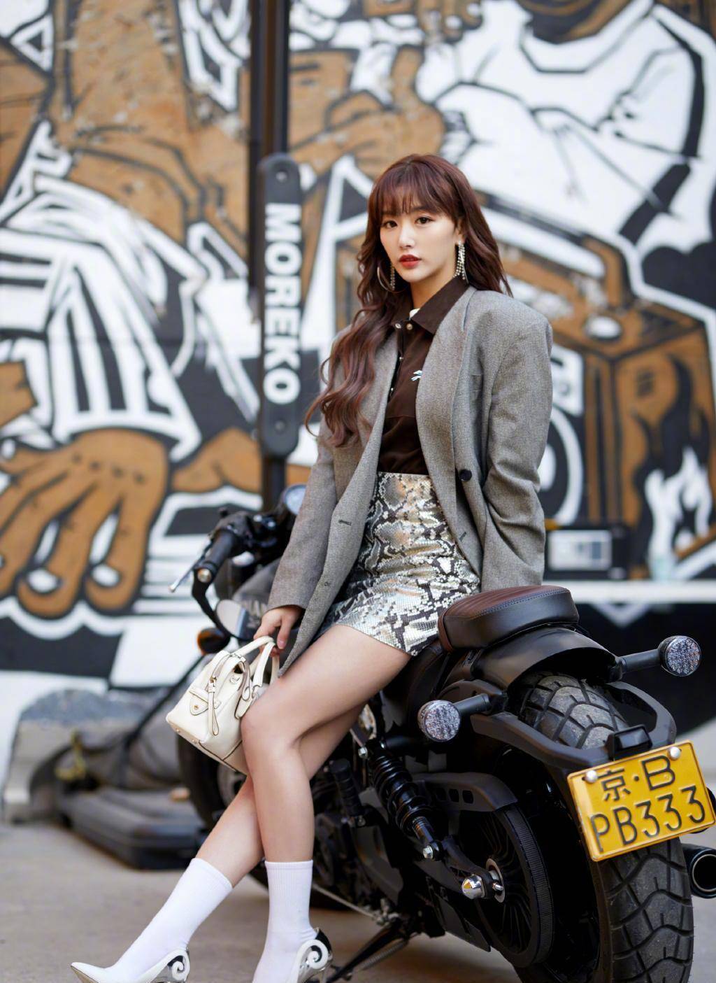 孔雪儿表现力真强大,穿夹克短裤披绿色毛衣,这pose不输超模