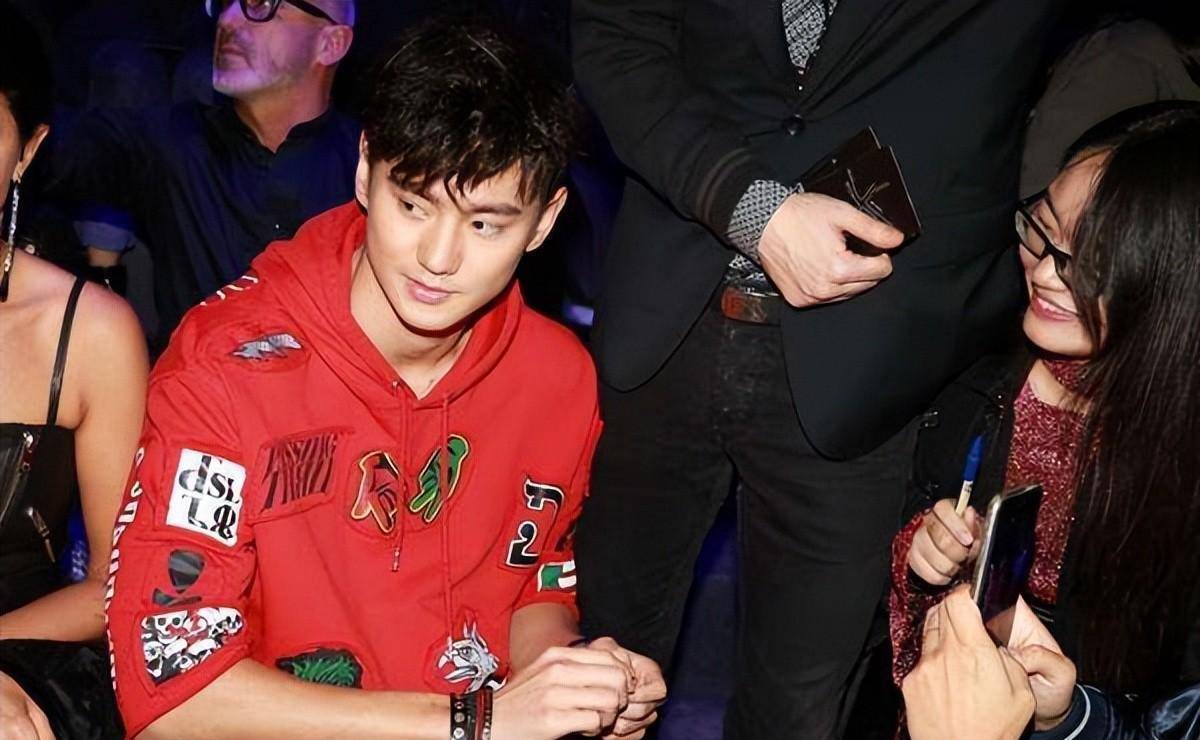 宁泽涛近况,他曝出与女朋友的合照,无论是身材,颜值都非常出彩_游泳