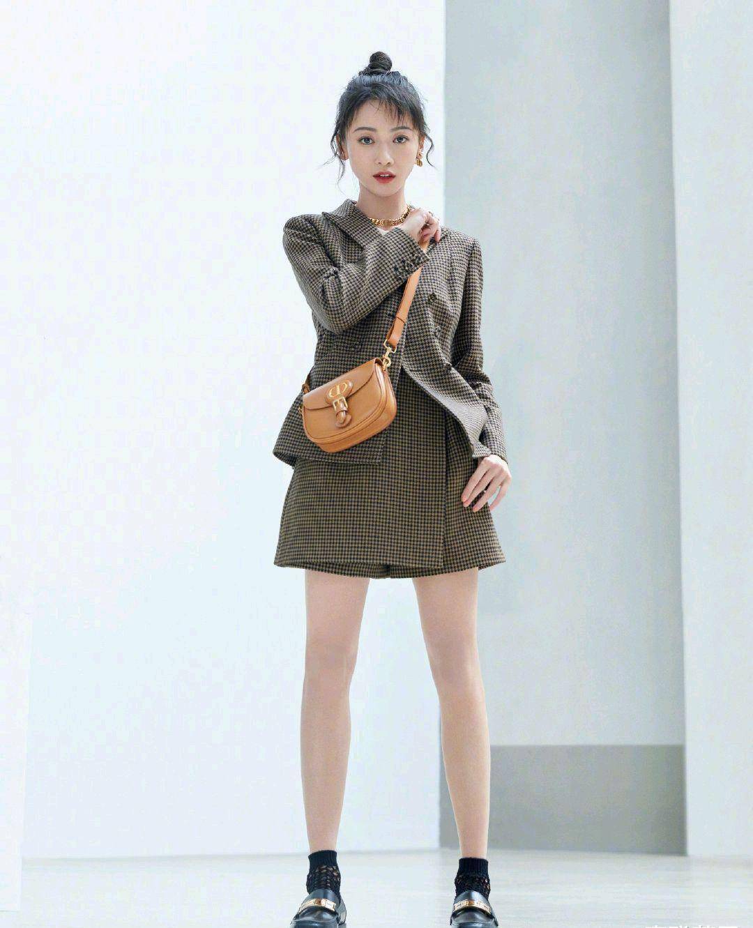 的时尚感,简约穿搭用时尚挎包来点缀,瞬间提高档次_造型_薇娅_的作用