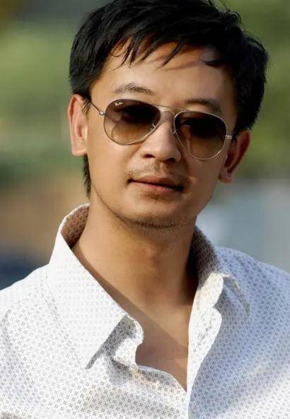《上海滩》,海波在其中饰演丁力,演得栩栩如生,为了兄弟不顾自己的