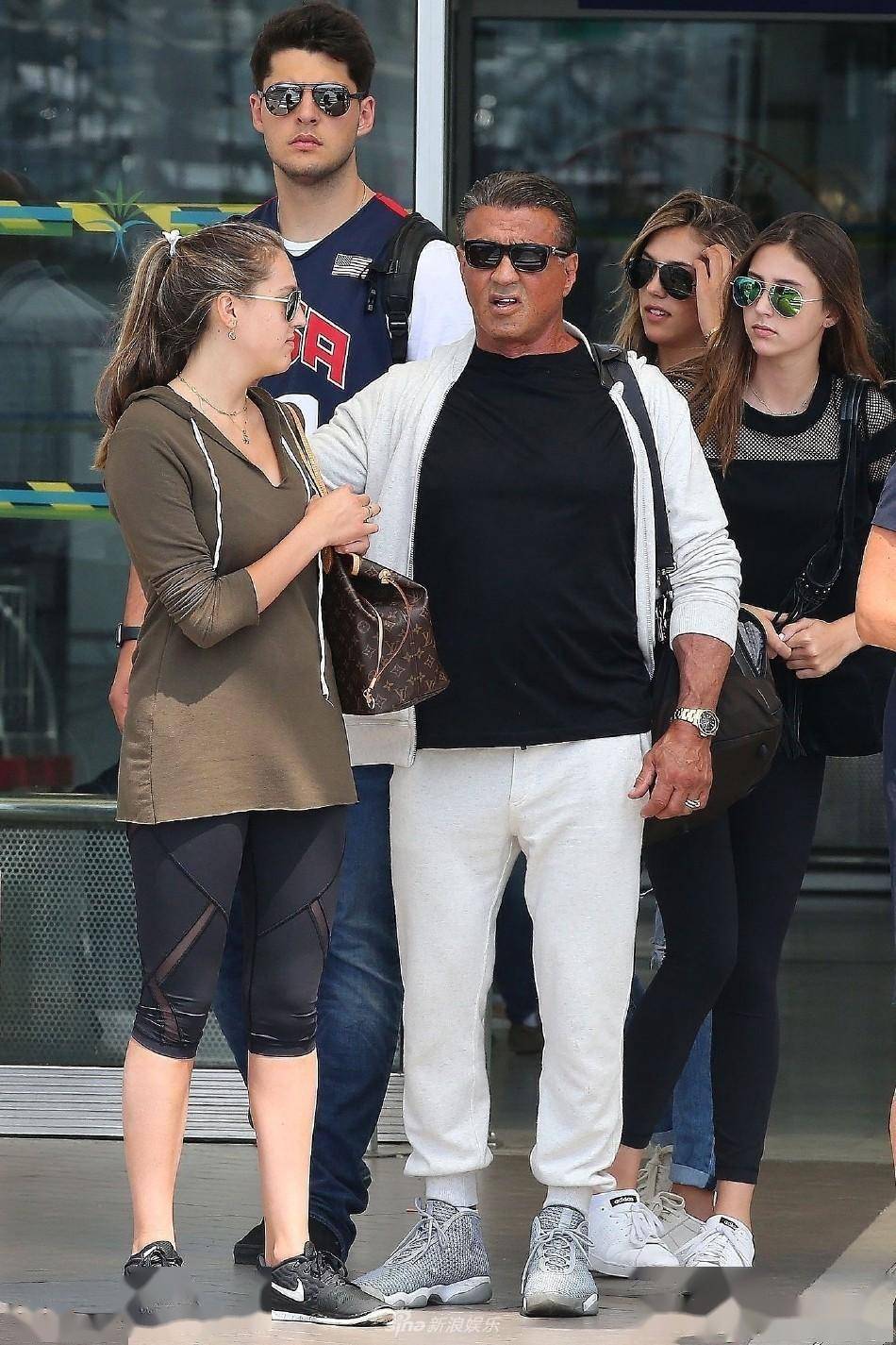 史泰龙和妻子恩爱现身 三个女儿身高颜值出众_flavin_詹妮弗·菲拉文