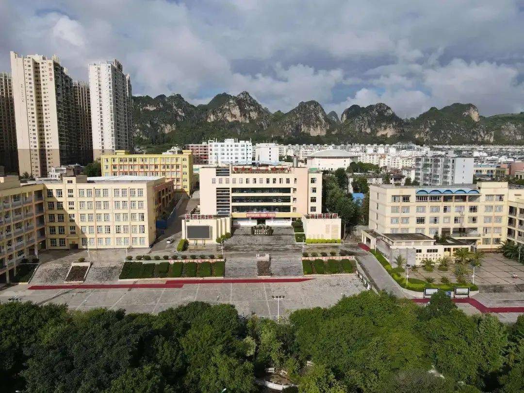 就读小学;接受完小学六年教育的适龄少年,即可申请文山州一中就读中学