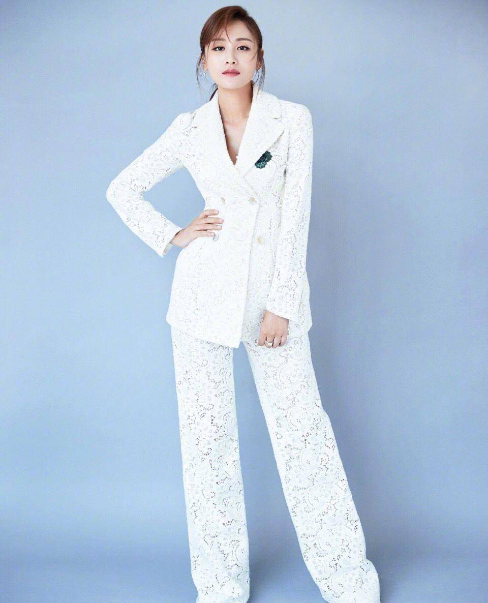 叶一茜在国外太会穿了,一袭棕色"赫本裙"度假,满满的贵妇范_造型_时尚