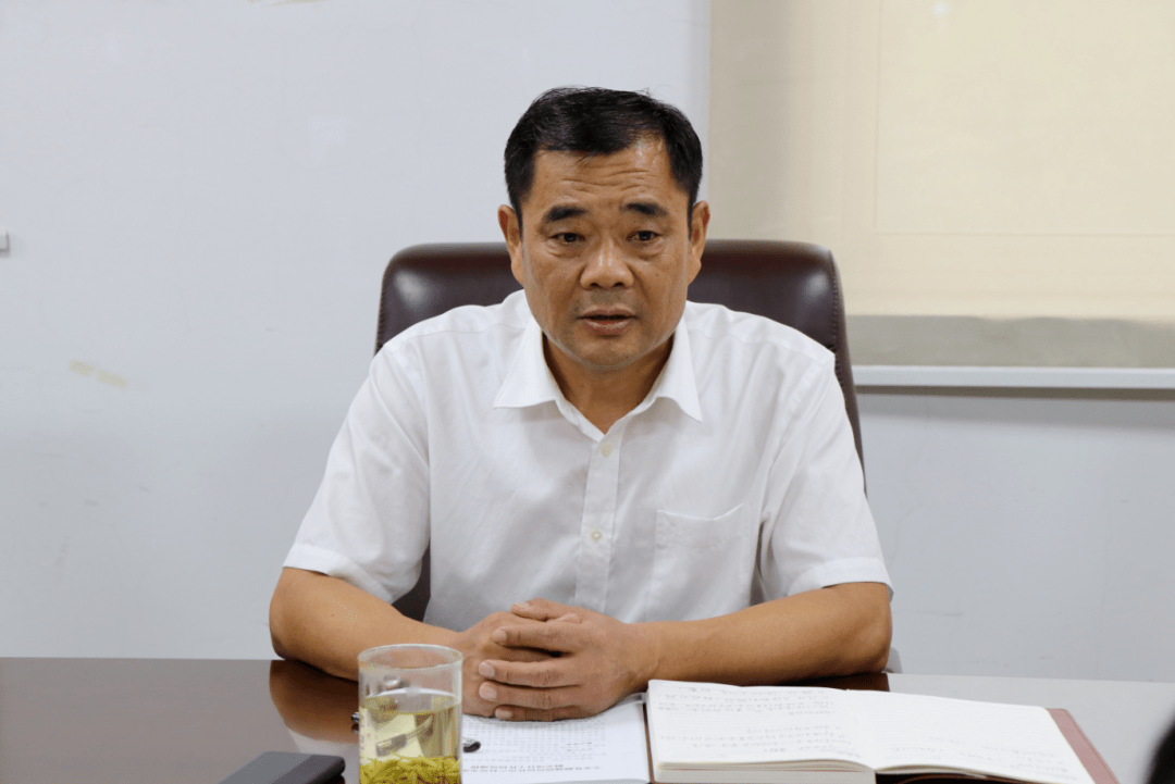 邢毅同志指出,城镇居民住房产权历史遗留问题关系人民群众切身利益,要