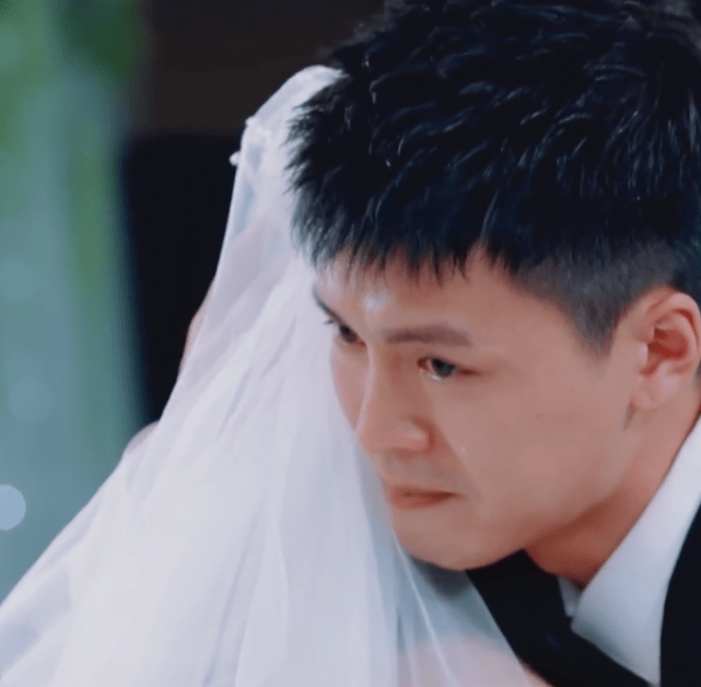 然后男生出现帮她,但周安琴和宁桓宇是反过来的剧情,正是因为她的出现