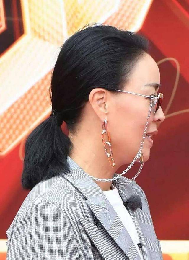 穿西服搭配小黑裤,同框182身高王凯秒变小短腿_身材_显得_衣服