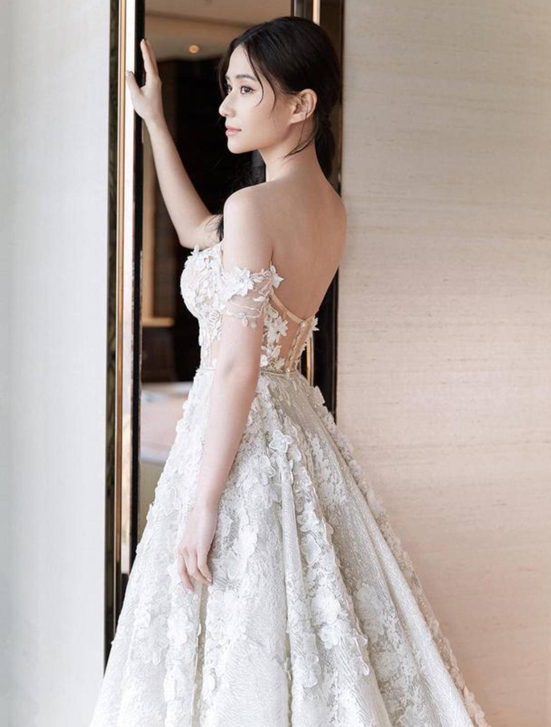 何超莲身材真好,穿透明抹胸长裙妩媚又显贵,站窦骁身边一脸娇羞_剪裁