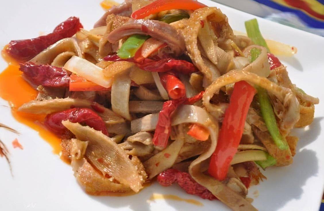 食材:羊肚300克,青红椒100克,鸡精适量,姜三片,油适量,盐适量,蒜三瓣