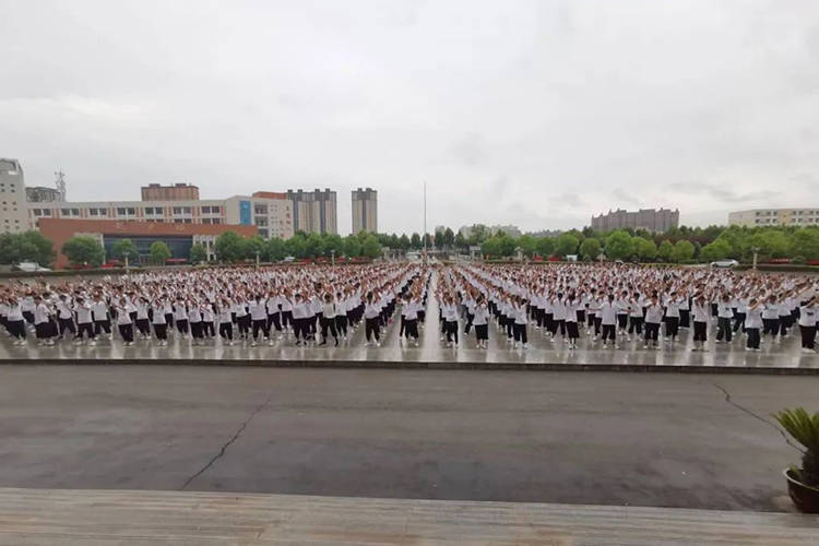 邓州市三贤高中举行2022级新生军训结训仪式_全体师生_表演_表彰