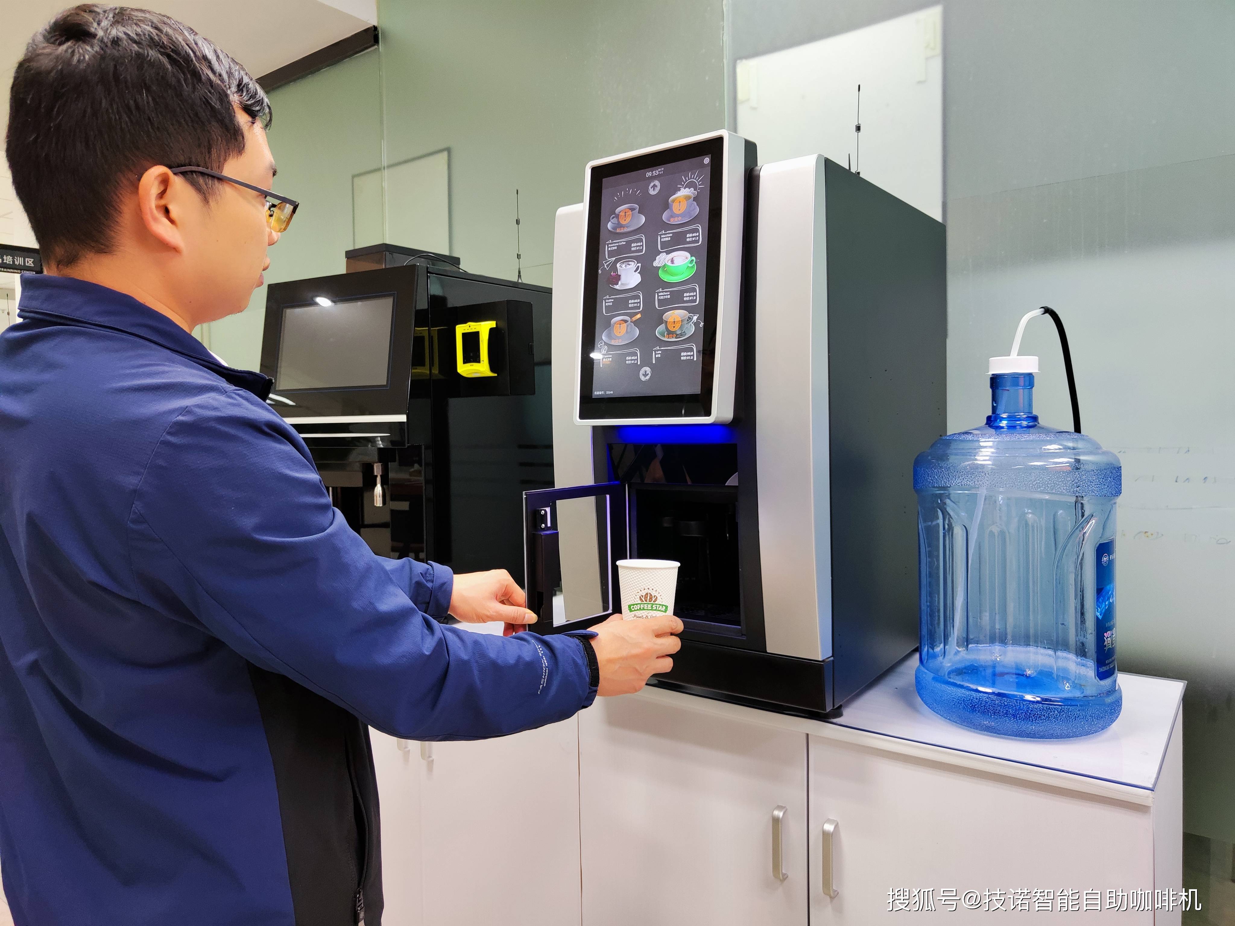 跟着瑞幸走 "实体店 无人咖啡机"的三思_盈利_商家_业务