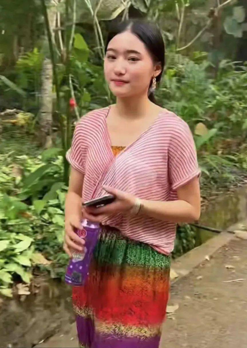"两辆摩托车就能带走她",那个走红网络的清纯少女