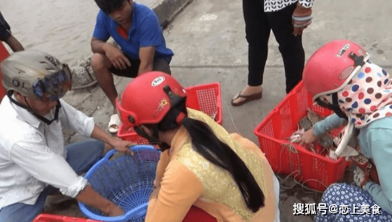 到越南旅游，码头上买了一筐螃蟹，给钱时，连问3遍才敢拿走