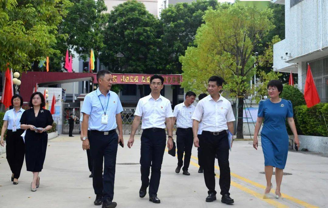 龙湖区委书记蔡向鸿同志,市政府副秘书长黄煜生同志,市教育局局长李翔