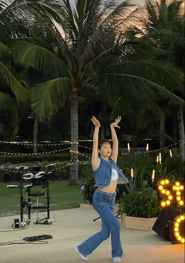 曾是北京舞蹈附属学院的学生,她本身是有舞蹈功底的02舞蹈出身的任敏