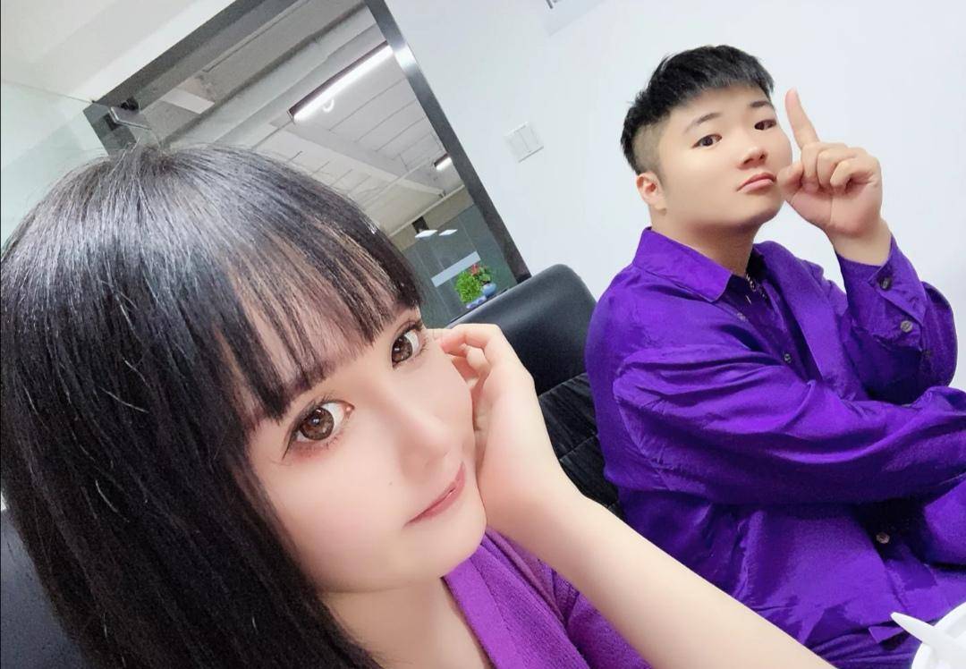 与男网红穿"情侣装"有爱,男方颜值引争议_球球_白小白_男生