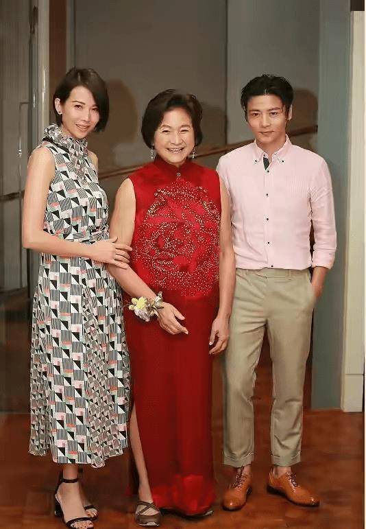 蔡少芬直言蒋欣没自己漂亮,可瘦脱相哪有美感?看起来老气横秋!