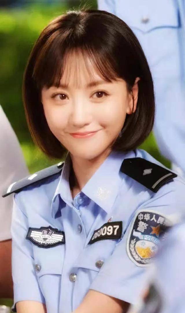 女星军装照:有人美有人飒,果然女孩帅起来就没男人什么事了_周冬雨