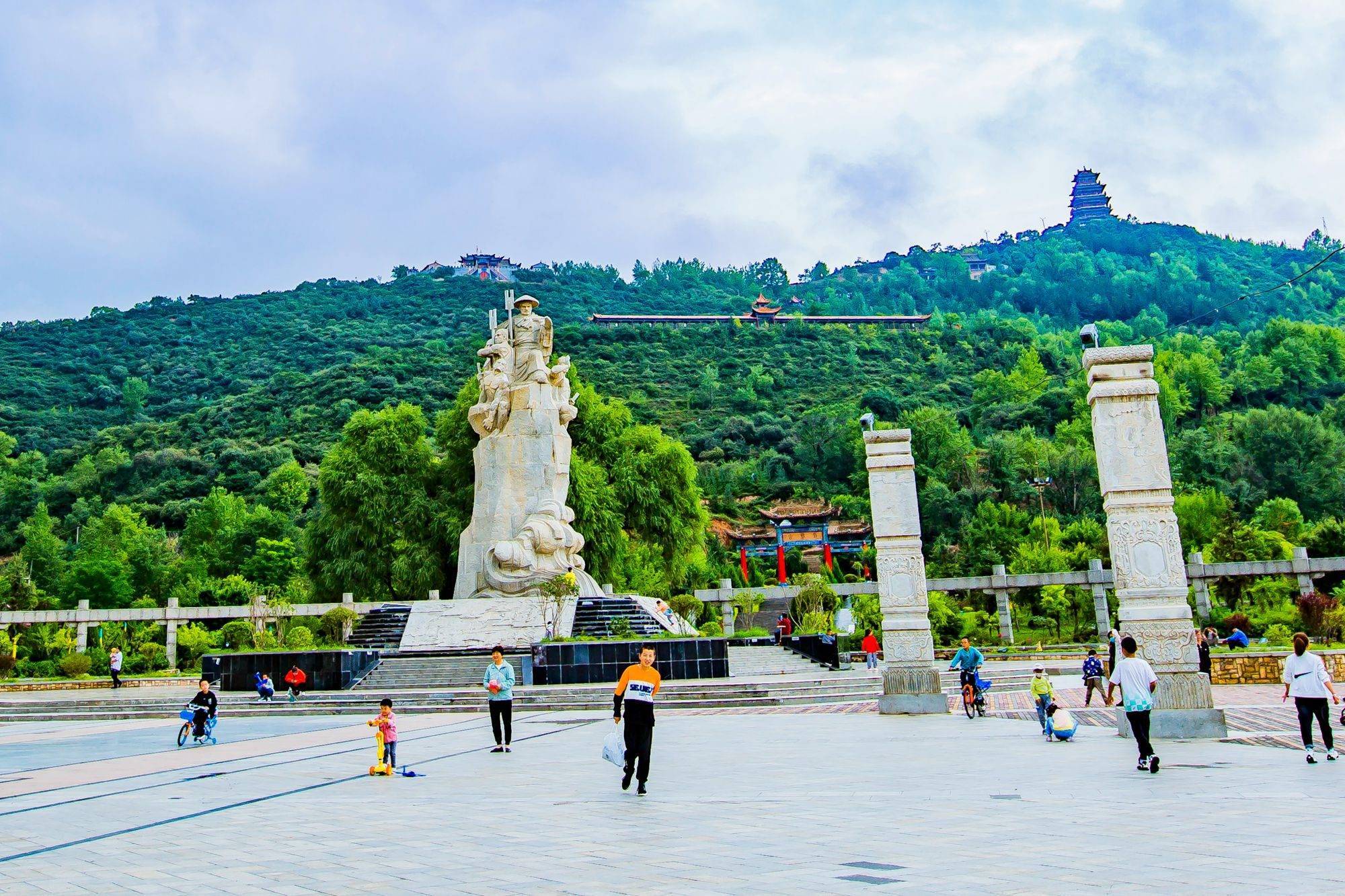 甘肃渭源君山文化广场，充满了市井气息，是休闲健身的好去处
