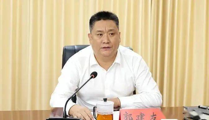 会上,副市长郭建友就河间市曲港高速征迁补偿方案进行了解读.