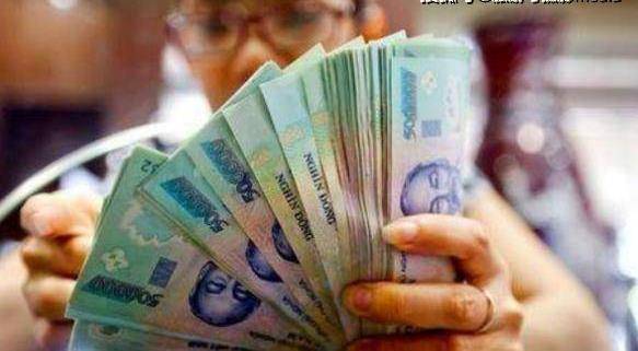 越南一处神秘街道，大量各国钞票被扔在街头，却没人敢随便拿！