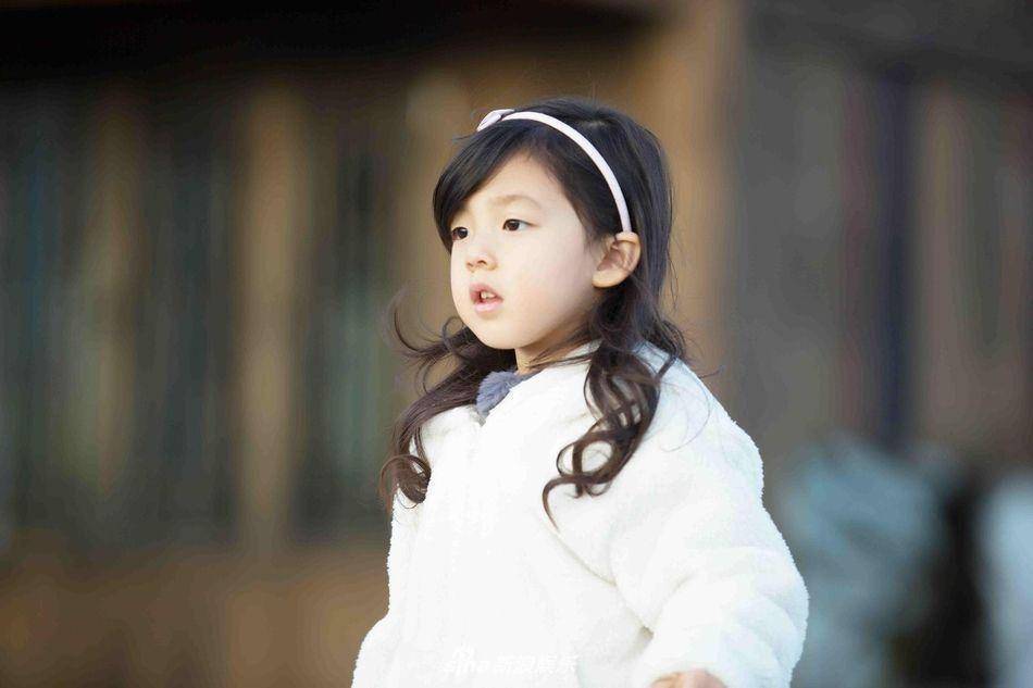 而是他的女儿小泡芙,也有网友评论,不要把小泡芙锻炼成金刚芭比,看来