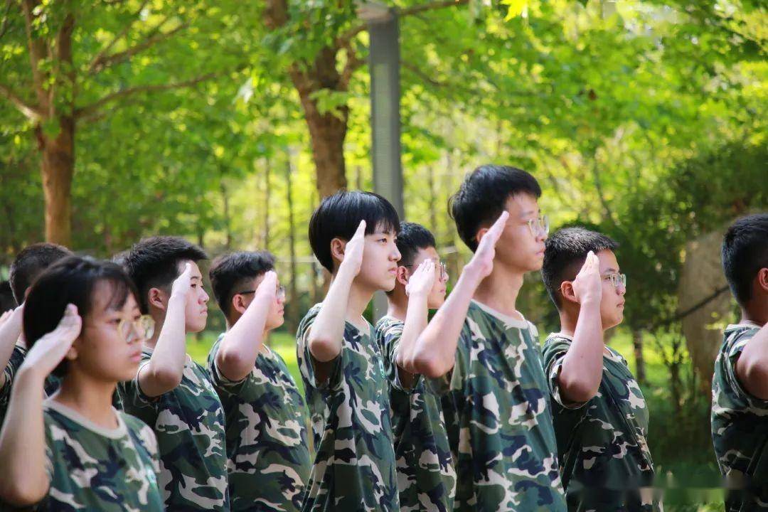 潍坊实验中学:在军训中吹响了新征程的号角_生活_军人_级新生