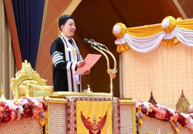 44岁帕公主单独公务,一身戎装帅气十足,泰国王室首位女上将_母妃_拉隆