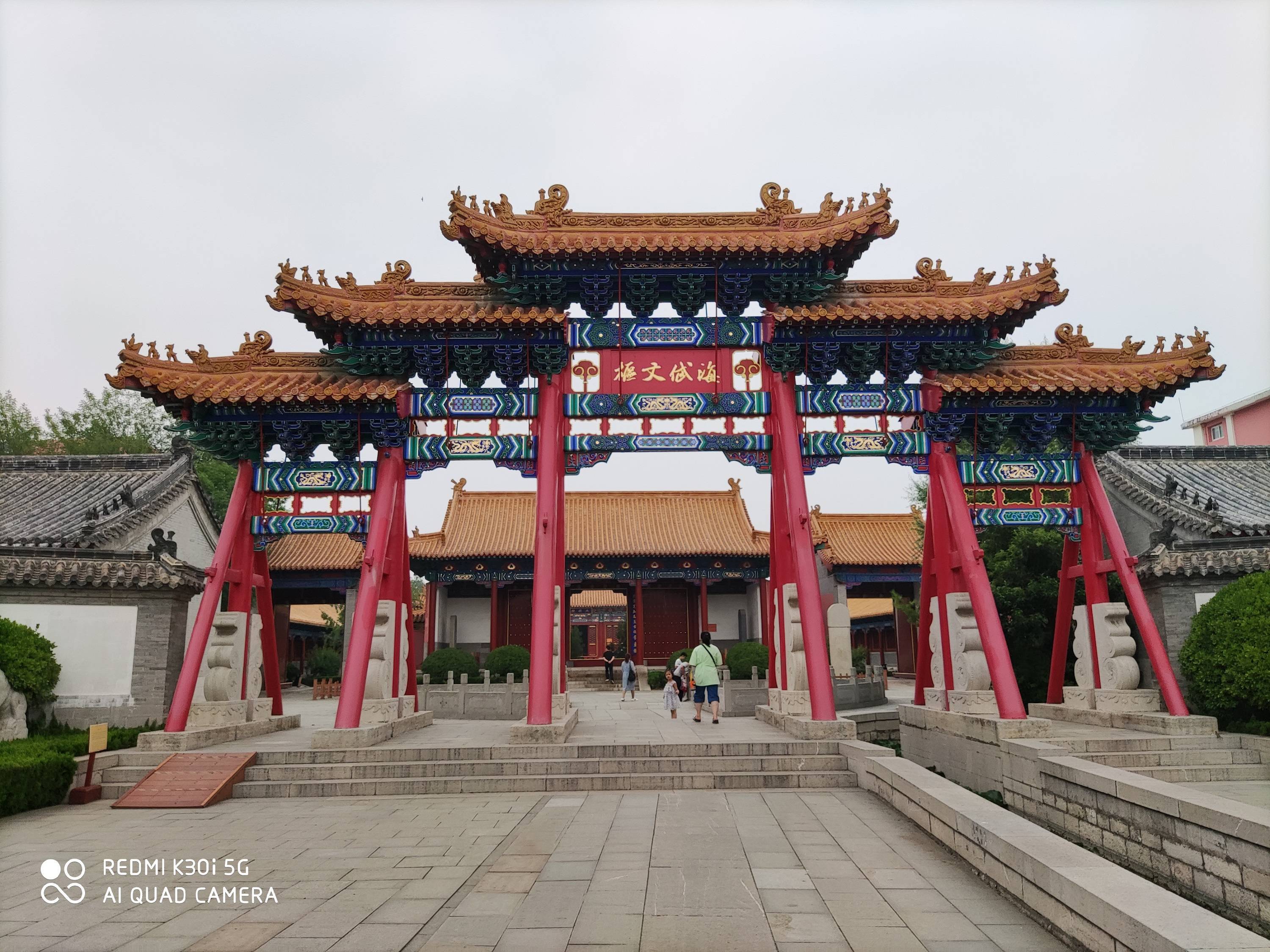 济南这座庙一口气供奉85个人,院子里居然还有一座山,太有特色了_文庙