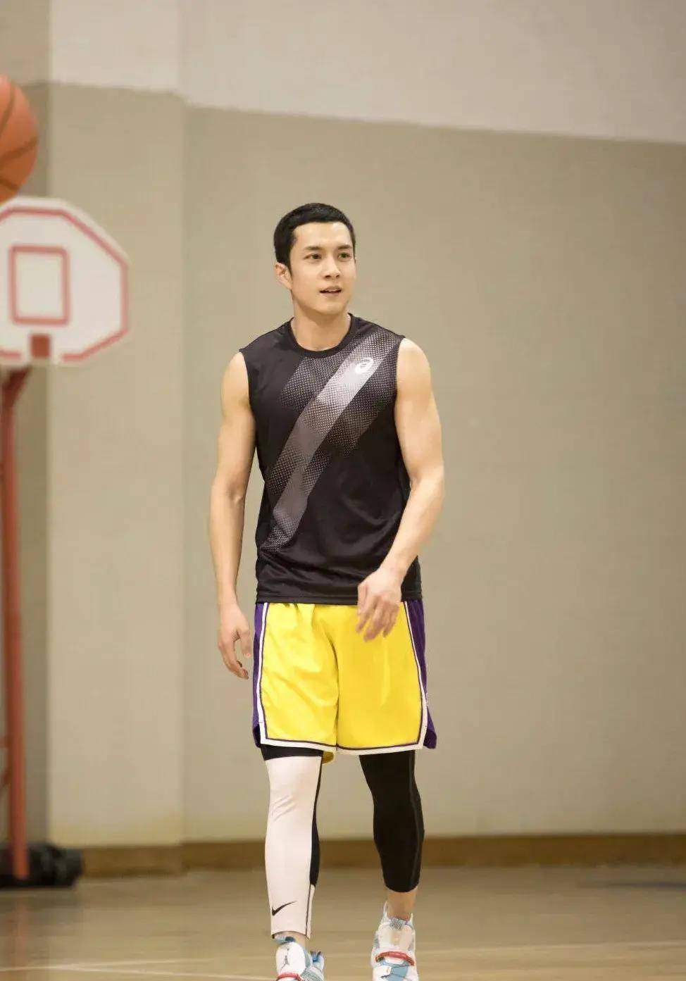 明明身高一米八,韩东君愣是把自己拍成一米七,还好有颜值硬撑_蓝色