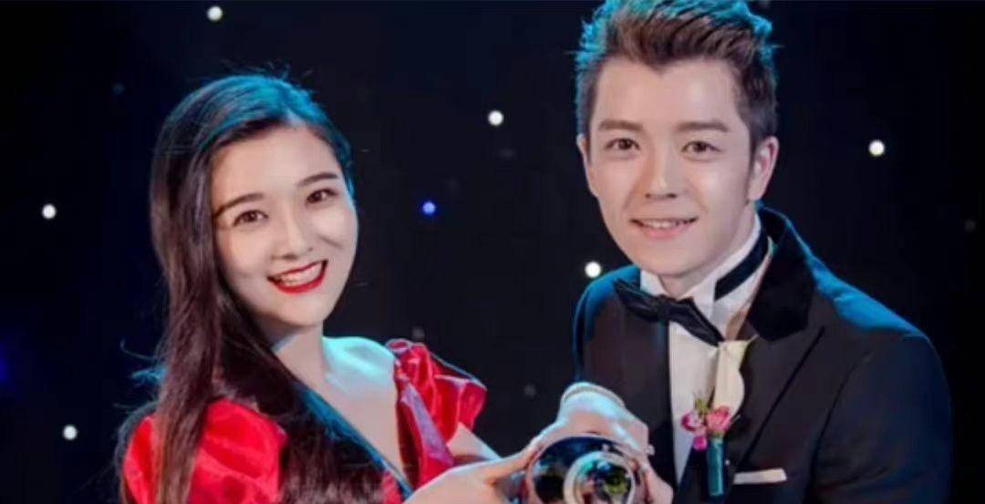 王栎鑫的妻子吴雅婷是一个圈外人士,他因为参加2007年湖南卫视选修