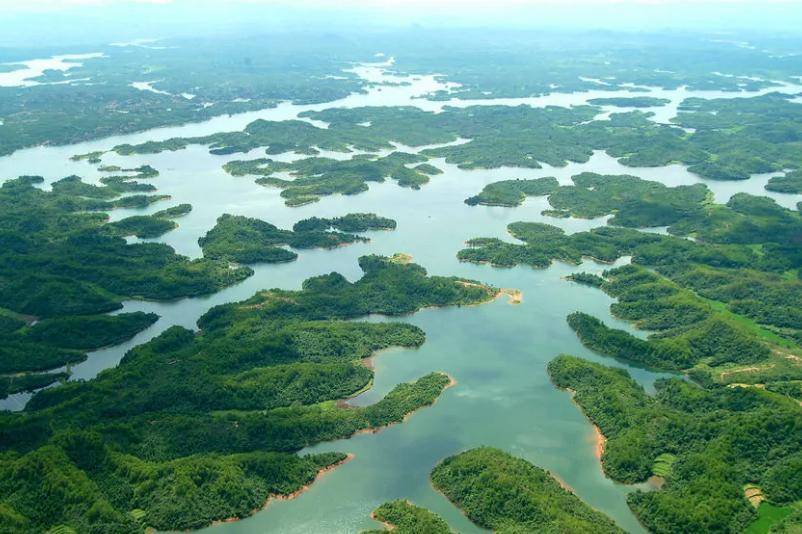 江西巨无霸水库，水域有岛屿1000余个，被誉赣东“千岛湖”