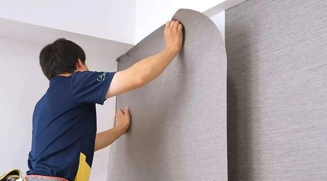 热知识:墙纸在贴之前,一般工人会先涂一层基膜,或者是先把墙纸胶均匀