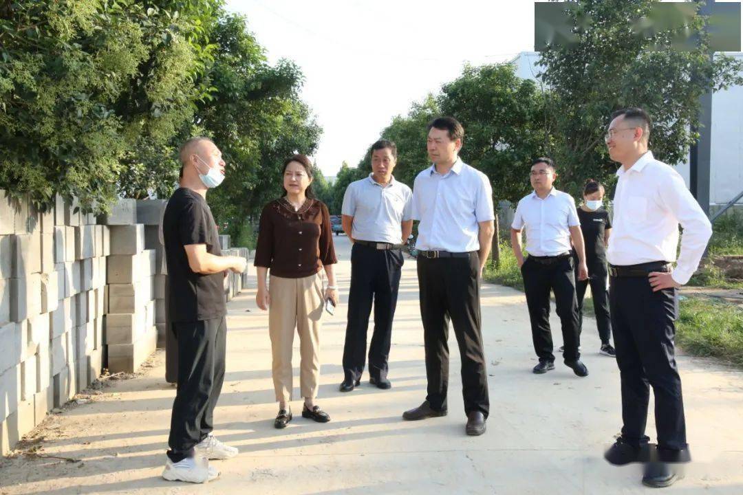 9月1日,县领导郭清伟,肖文凤,王振武,杨曙飞深入到富晟服饰,百泰服饰