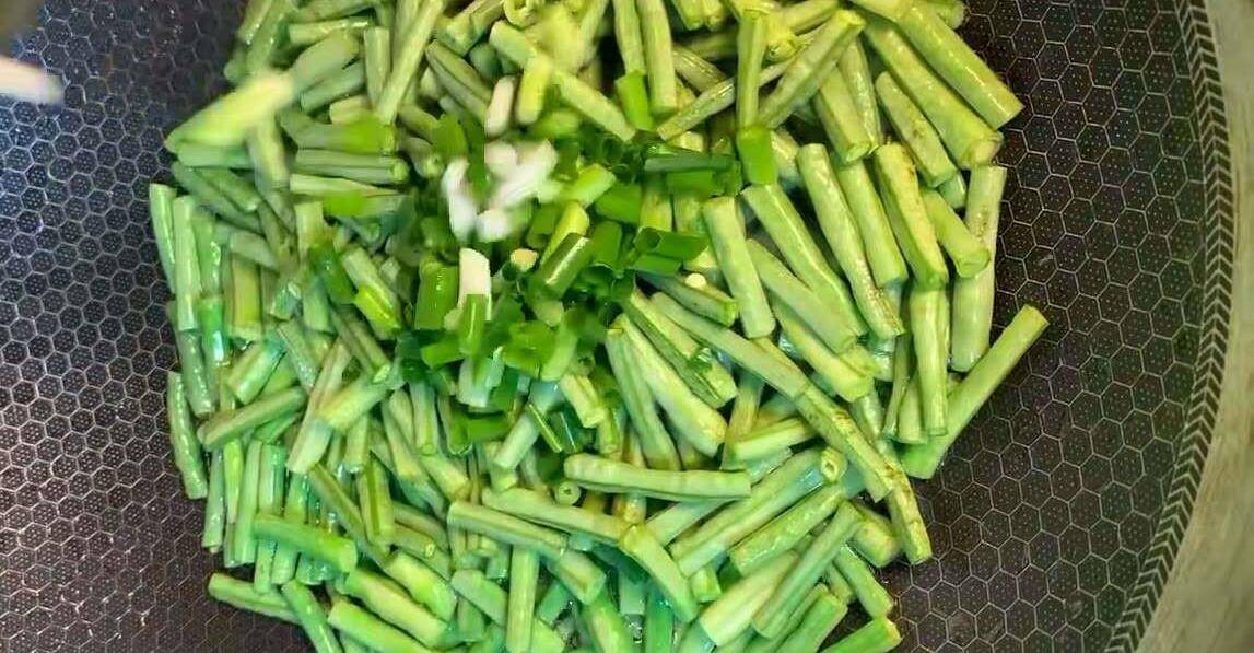 吃了30年豆角才知道还可以用此种方法,鲜香脆嫩又简单,上桌抢光_清水