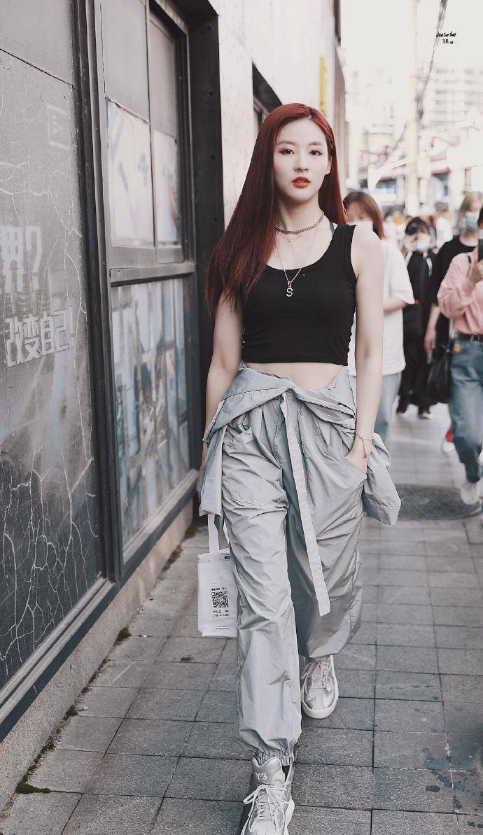 42岁刘孜衣品再升级,极简背心配牛仔裤秀出自律身材,简直惹眼_气质_吴