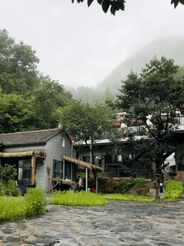 北山漫·归巢民宿位于嵩县车村镇黄水村北山,北山漫在建设之初,意为