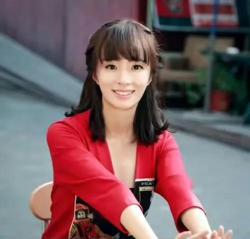 上好大学工作,结婚生子,但一切都在高二那年转化了胡冰卿1992年出生于