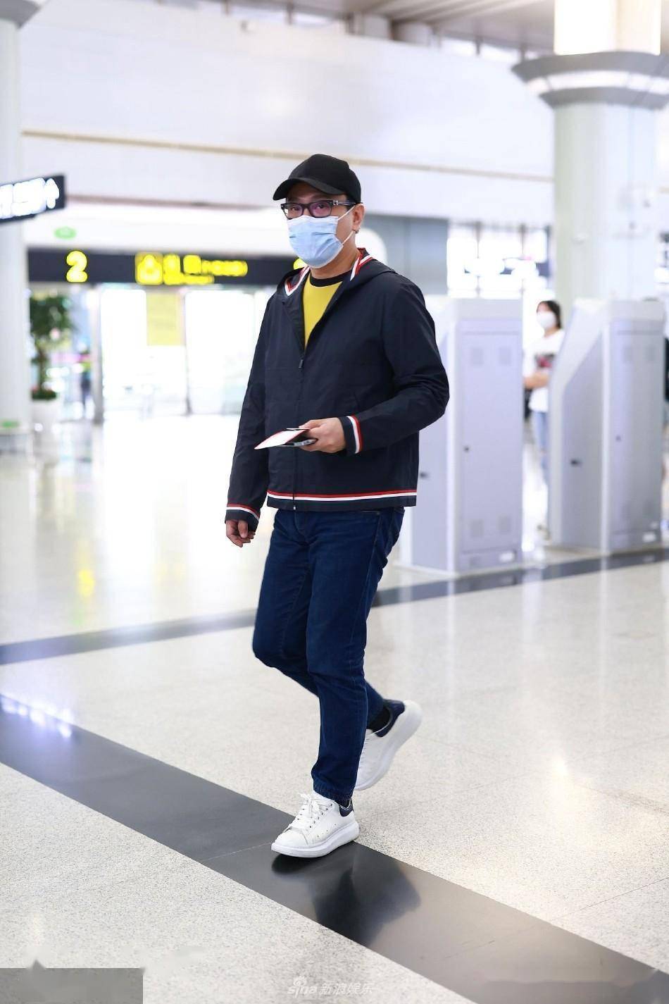 张信哲戴棒球帽现身长沙机场 手拿机票身旁不见工作人员_黄花机场